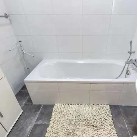 Spacious 2 Bedroom Qawra, 2 Min Away From The Beach. Апартаменты *