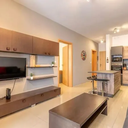 Spacious 2 Bedroom Qawra, 2 Min Away From The Beach. Сент-Полс-Бей