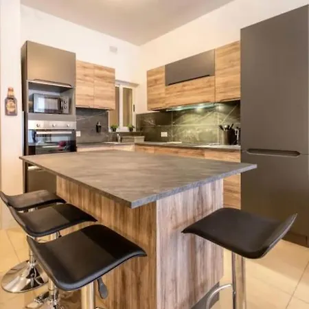 Апартаменты Spacious 2 Bedroom Qawra, 2 Min Away From The Beach. *