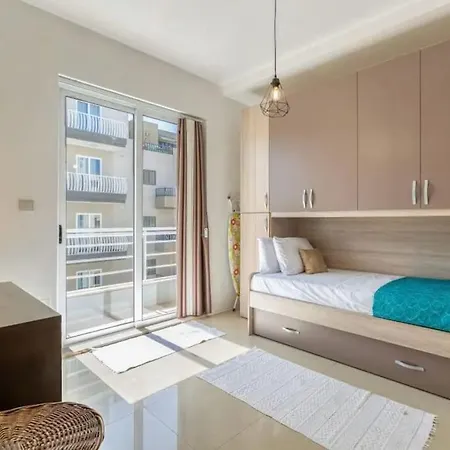 Spacious 2 Bedroom Qawra, 2 Min Away From The Beach.