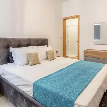 Spacious 2 Bedroom Qawra, 2 Min Away From The Beach. Апартаменты Сент-Полс-Бей