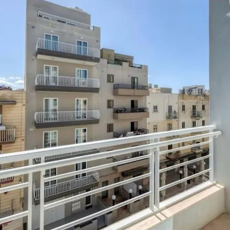Spacious 2 Bedroom Qawra, 2 Min Away From The Beach. Апартаменты Сент-Полс-Бей
