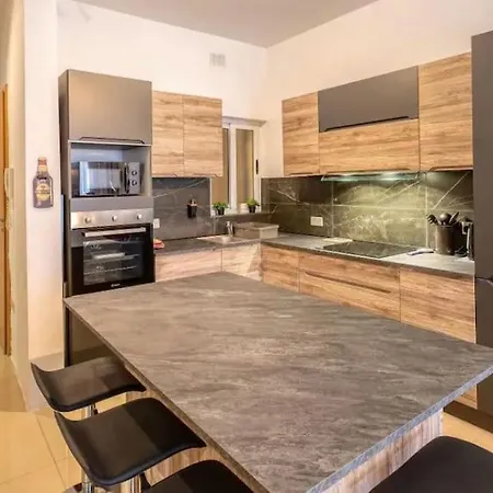 Spacious 2 Bedroom Qawra, 2 Min Away From The Beach. Апартаменты