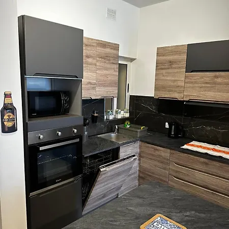 Spacious 2 Bedroom Qawra, 2 Min Away From The Beach.