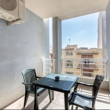 Spacious 2 Bedroom Qawra, 2 Min Away From The Beach. *