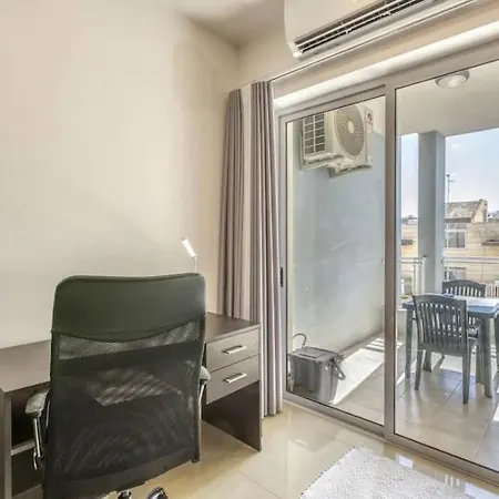 Spacious 2 Bedroom Qawra, 2 Min Away From The Beach.