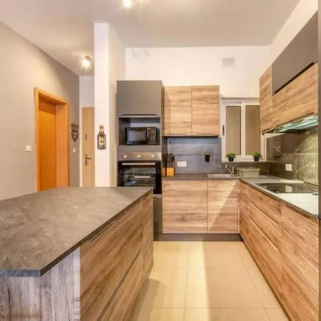 Spacious 2 Bedroom Qawra, 2 Min Away From The Beach. דירה
