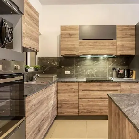 Spacious 2 Bedroom Qawra, 2 Min Away From The Beach. *