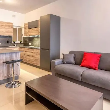 Spacious 2 Bedroom Qawra, 2 Min Away From The Beach. Appartamento *