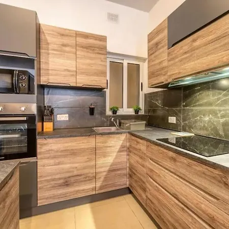 Spacious 2 Bedroom Qawra, 2 Min Away From The Beach. דירה סיינט פול ביי