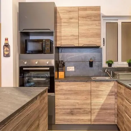 Spacious 2 Bedroom Qawra, 2 Min Away From The Beach.
